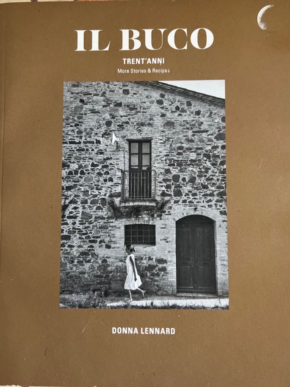 IL BUCO TRENT'ANNI story and recipe book by Donna Lennard 10.9" L x 9" W x 1.2"